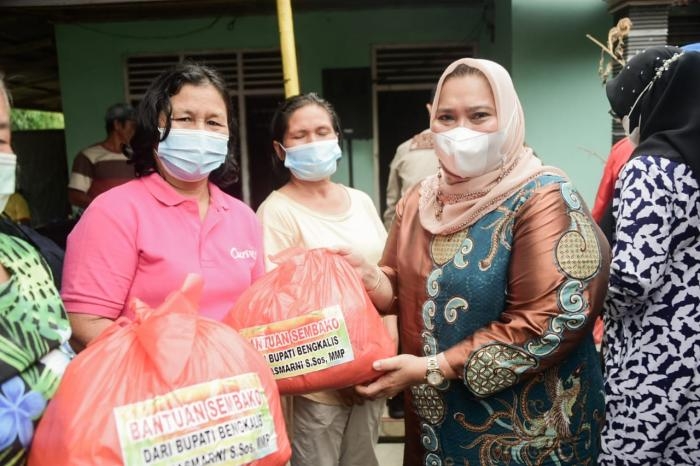 Peduli Warga Miskin, Bupati Bengkalis Kasmarni Serahkan Bantuan Usaha Ekonomi Produktif (UEP)