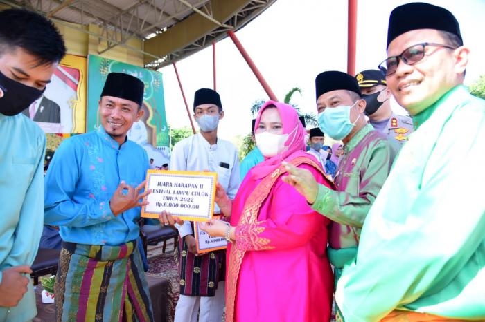 Bupati Kasmarni Serahkan Hadiah Pemenang Festival Colok dan Hafiz Quran, Berikut Pemenangnya 