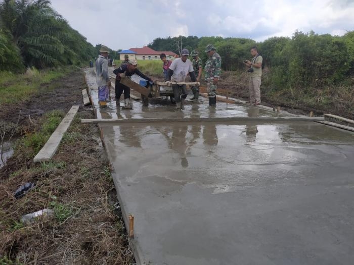 Anggota Satgas TMMD 108 dan Masyarakat Gotong Royong Pengecoran di Jalan Rumah Sawit Inap