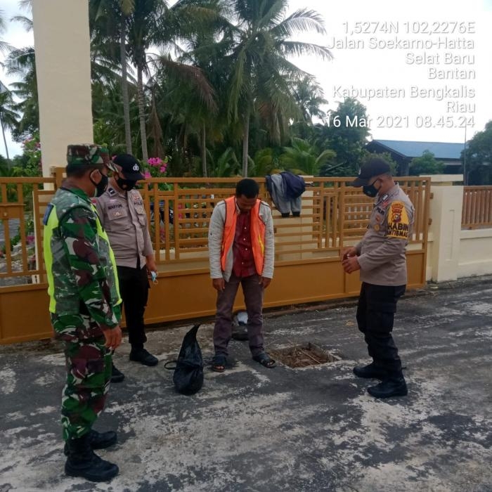 Anggota Koramil 01 Bengkalis Giat Lakukan Operasi Prokes di Desa Selatbaru