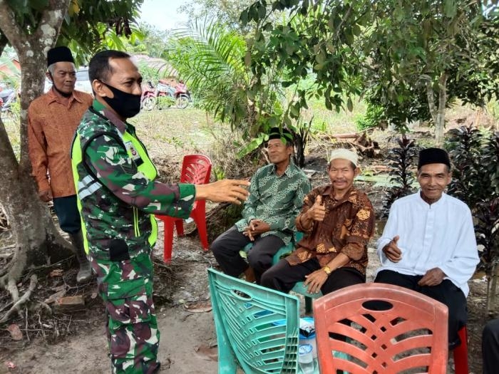Personil Koramil 12 Sabak Auh Menggelar Kegiatan Komsos Di Kampung Jaya Pura 