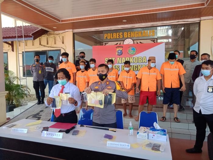 Jadi BD Sabu, Ketua LSM Bengkalis Di Grebek Polisi Di Ruko Farfum Antara Bengkalis