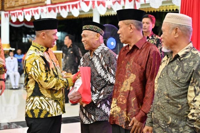 Pemkab Bengkalis Berikan Cenderamata Kepala Para Pejuang Kemerdekaan 