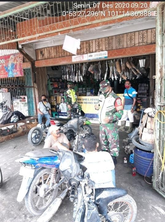 Anggota Danramil 11/Pwk Kandis gelar patroli gakplin protokol kesehatan.