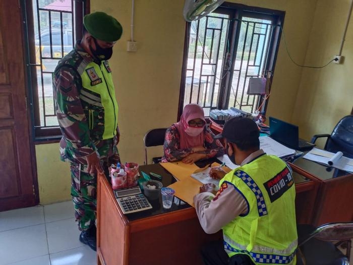 Anggota Danramil 12/Pwk Sabak Auh Mengelar Patroli Protokol Kesehatan