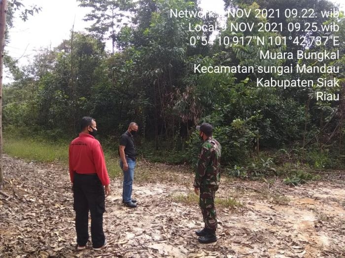 Cegah Kebakaran Lahan, Serda Parjuni Bersama Security PT. RAPP Gelar Patroli Karlahut