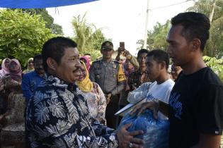 Bupati Amril Serahkan Bantuan Korban Kebakaran di Pingir dan Talang Muandau