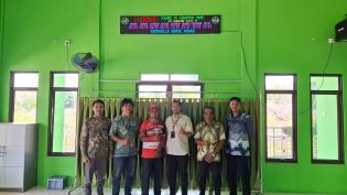 Dosen Elektro Polbeng Serahkan Running Text Waktu Sholat ke Musholla Nurul Ihsan Desa Wonosari