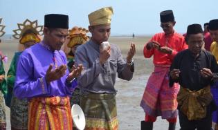 Kononnya, Desa Teluk Lecah Merupakan Desa Pertama Menggelar Ritual Mandi Safar di Pulau Rupat