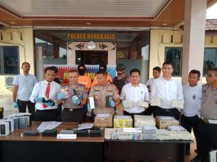 Wow! Ratusan Handphone Ilegal Senilai Rp3,3 Miliar Diamankan di Bengkalis