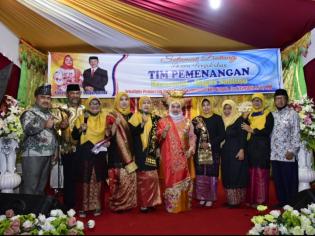 Disela Deklarasi, Kasmarni Terima Gelar Bundo Kanduang PKDP, dipasangi Tengkuluk Tanduk