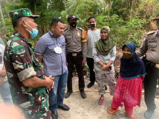 Peduli Sesama, Ketua BPC HIPMI Bengkalis Azrul Nor Santuni Korban Kebakaran di Desa Muntai