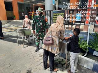 Cegah Penularan Covid 19, Serda Ahmad Junaidi Terapkan Aturan Prokes ke Pengunjung Mall City Duri