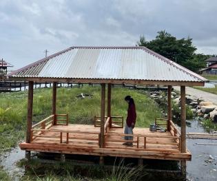 Lakukan Aksi Nyata, Tim Pengabdian Polbeng Bangun Gazebo Wisata di Pambang