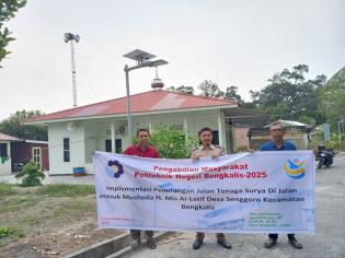 Dosen Elektro Polbeng Sosialisasikan PJU Tenaga Surya di lingkungan Musholla H.Mis Al-Latif Senggoro