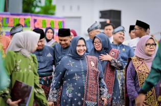 Bupati Bengkalis Kasmarni Disambut Tabuhan Kompang dan Barisan Bunga Manggar 