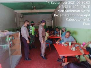 Cegah Bahaya Covid 19, Praka Saifudin Giat Lakukan Operasi Yustisi di Jalan Sudirman Sungai Apit