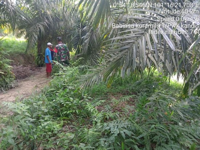 Pantau Karlahut, Anggota Koramil 11 Kandis Sertu Aprianto Giat Lakukan Patroli