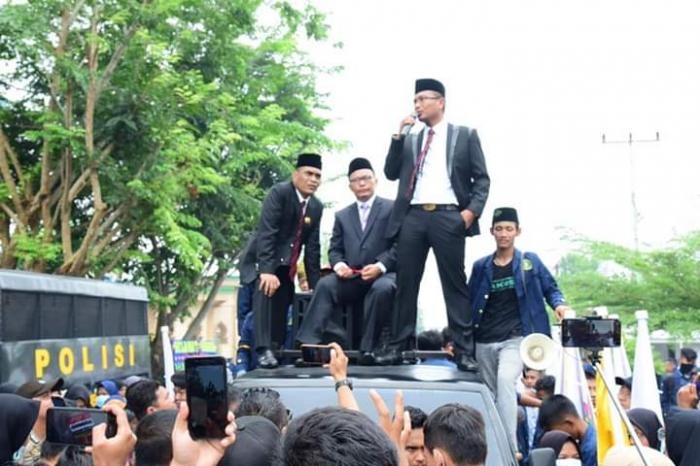 Meriah! Pelantiakan Anggota DPRD Kab. Bengkalis Dihadiri Ribuan Mahasiswa