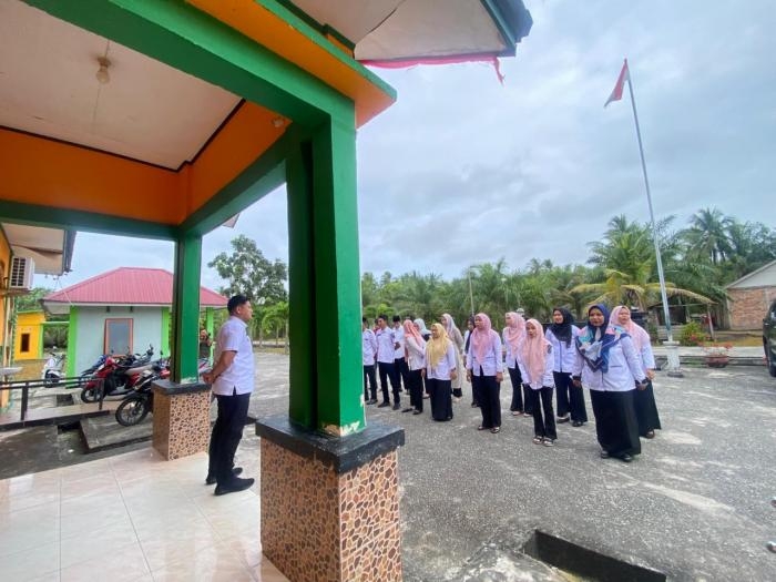 Camat Bantan Tekankan Pelayanan Prima dan Dukungan Program MBG di acara Apel Pagi Desa Pambang Pesis