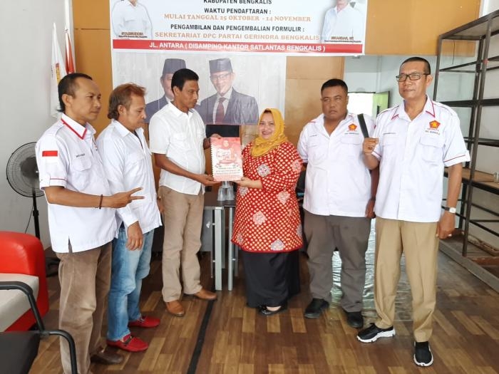 Kembalikan Formulir Balon Bupati Bengkalis Kasmarni Langsung Disambut Ketua Gerindra Bengkalis