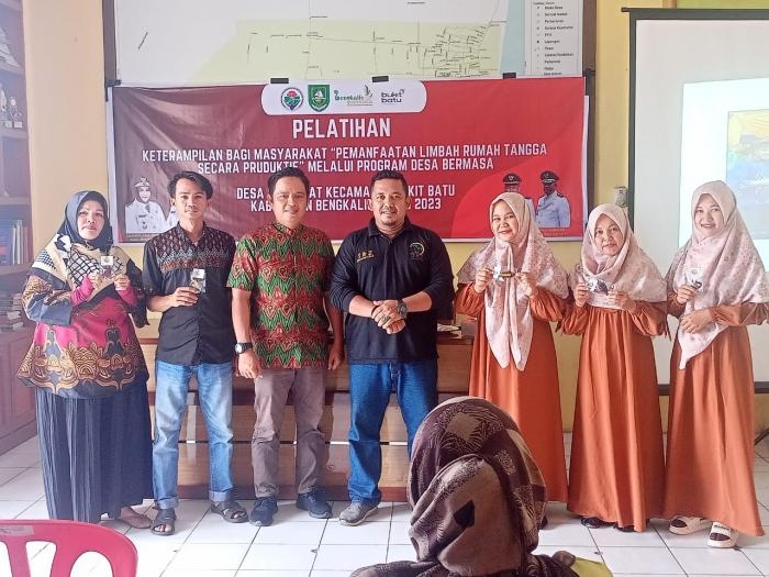 Ardi Safutra Berikan Pelatihan Pemanfaatan Limbah Rumah Tangga di Desa Sejangat