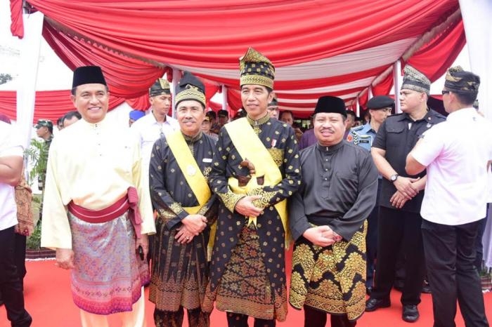  Presiden Jokowi Terima Gelar Datuk Seri Setia Amanah Negara, Bupati Amril Mukminin Ucapkan Tahniah
