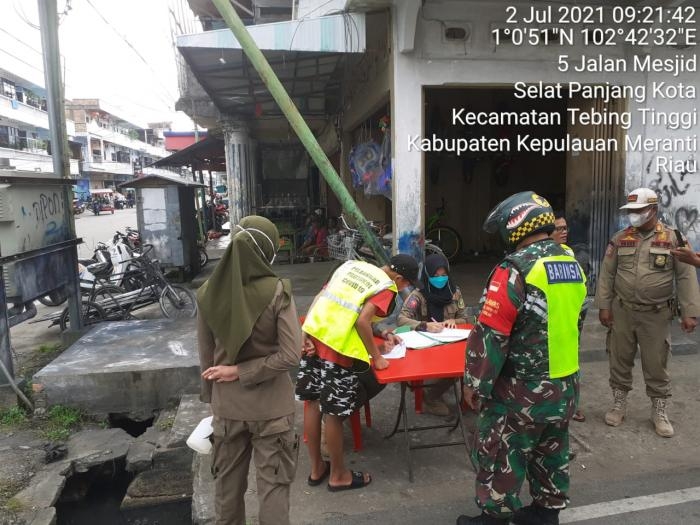 Cegah Penularan Virus, Personil Koramil 02 TT Gelar Operasi Yustisi