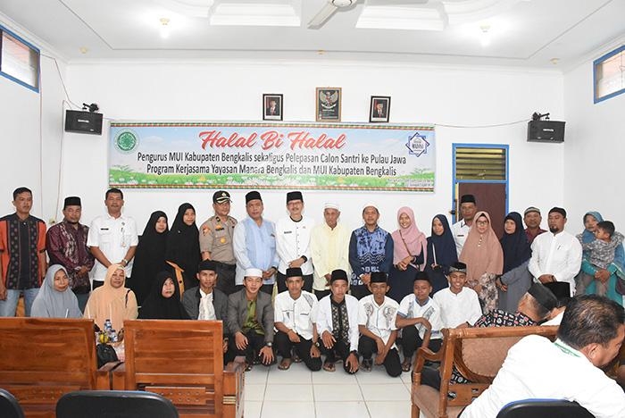 Kerjasama dengan Yayasan Manara, 18 Calon Santri Diberangkatkan ke Jawa
