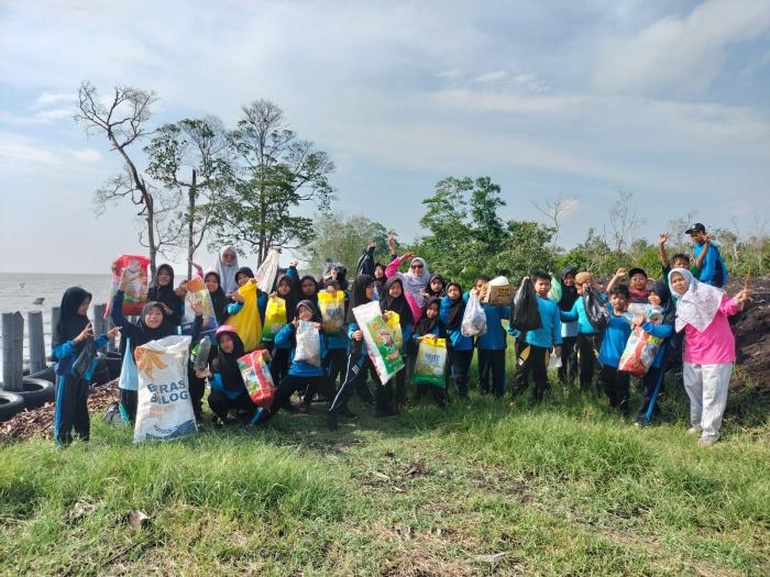 Peringati Hari Anak Nasional 2026, SD Negeri 3 Bantan Gelar Aksi Peduli Lingkungan di Pantai Senekip
