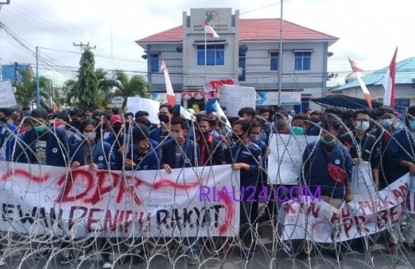 Masa GEMPUR datangi DPRD Bengkalis, tolak UU Cipta Kerja