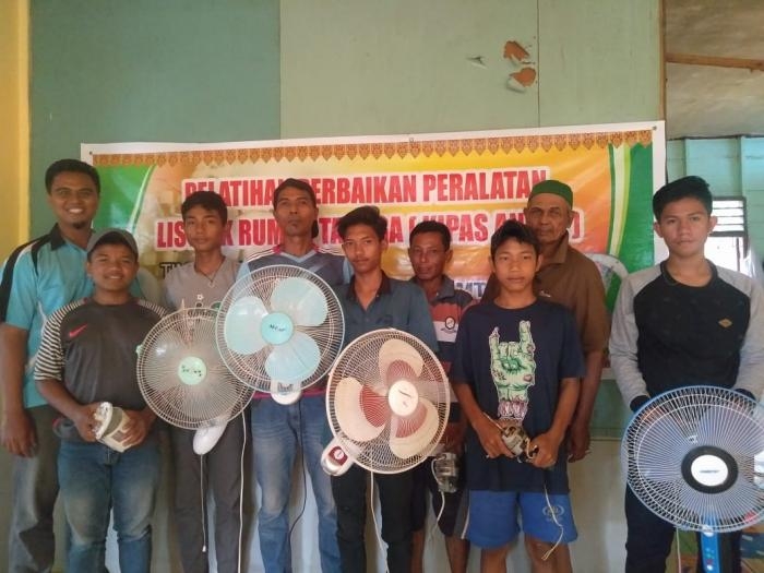 Tim Pengabdian Polbeng Taja Pelatihan Perbaiakan Peralatan Listrik Rumah Tangga