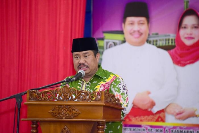 Bupati Amril Serahkan Penghargaan Kepada Khafilah MTQ Propinsi Riau dan Hafiz Quran 30 Juz