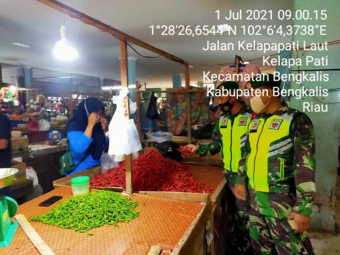 Cegah Penularan Covid 19, Anggota Koramil 01 Bengkalis Gelar Operasi Prokes di Pasar Terubuk
