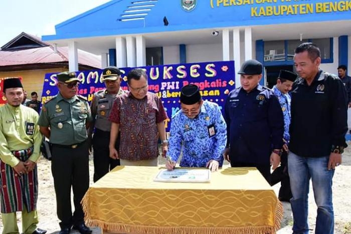 Didampingi Ketua PWI Provinsi Riau Bustami HY Resmikan Gedung PWI Bengkalis