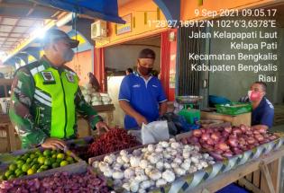 Antisipasi Penularan Virus, Koramil 01 Bengkalis Perkuat Disiplin Prokes di Pasar Terubuk