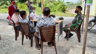 Putus Covid 19, Babinsa Kampung Selat Guntung Sertu Muhajirin Gelar Sosialisasi Prokes