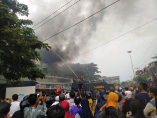 Si Jago Merah Melahap Toko Bangunan di Jl.Ahmad Yani Bengkalis