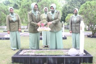 Peringati HUT Persit Ke - 75, Ny Winda Lizardo Gumay Ziarah ke Makam Pahlawan