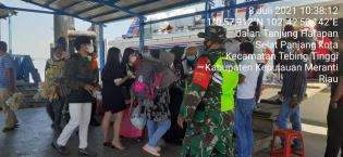 Personil Koramil 02 TT Bersama Tim Gabungan Lakukan Operasi Prokes di Pelabuhan Tanjung Harapan