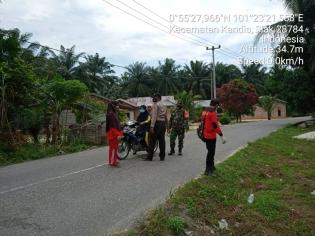 Cegah Covid 19, Serda Rido Utomo Menggelar Operasi Prokes di Posko PPKM