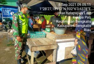 Antisipasi Penularan Virus, Anggota Koramil 01 Bengkalis Serda Andi Kesuma Perkuat Disiplin Prokes