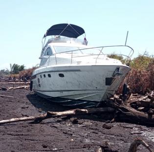 Alamak! Kapal Pesiar Asing Terdampar di Pulau Bengkalis   