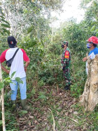 Babinsa Kampung Muara Bungkal Gelar Patroli Karlahut Bersam Warga