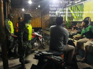 Satu Menjelang Idul Fitri, Babinsa Desa Bandul Giat Lakukan Operasi Prokes
