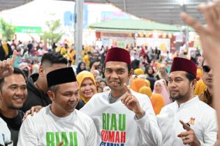 Ribuan Jemaah Menangis Haru Dengar Kisah Masa Kecil Cagubri Abdul Wahid