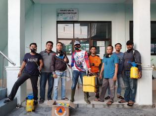 Pemuda RT.02 RW.01 Kelurahan Rimba Sekampung Gotong Royong Semprot Desinfectan