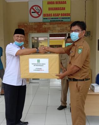 Sugianto Bagikan APD di Puskesmas Desa Sadar Jaya Kec. Siak Kecil