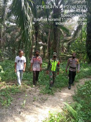 Pantau Titik Api, Babinsa Kampung Gondang Giat Lakukan Patroli Karlahut