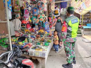 Antisipasi Covid - 19, Babinsa Kelurahan Minas Jaya Gelar Sosialisasi Prokes di Pasar Tradisional